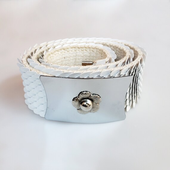 Vintage 1960s Scalloped White "Snake Skin" Belt w… - image 2