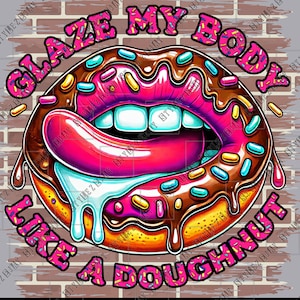 Puede incluir: Una dona rosa y marrón con chispas de colores y glaseado de chocolate. La dona tiene forma de labios con una lengua rosa que sobresale. El texto "GLAZE MY BODY LIKE A DOUGHNUT" está escrito alrededor de la dona.