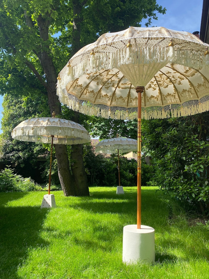 Hand painted Balinese cream and gold garden parasol imagem 1