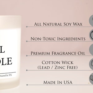 K&ouml;nnte beinhalten: Ein wei&szlig;er, mattierter Glaskerzenbeh&auml;lter mit einem schwarzen Etikett, auf dem "ALL NATURAL CANDLE" und "Hand Poured In TX" steht. Die Kerze ist von einem wei&szlig;en Hintergrund umgeben, auf dem schwarzer Text die Eigenschaften der Kerze beschreibt: "ALL NATURAL SOY WAX", "NON-TOXIC INGREDIENTS", "PREMIUM FRAGRANCE OIL", "COTTON WICK (LEAD / ZINC FREE)" und "MADE IN USA". Jedes Merkmal wird von einem kleinen Symbol begleitet.