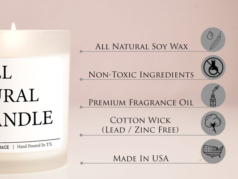 K&ouml;nnte beinhalten: Ein wei&szlig;er, mattierter Glaskerzenbeh&auml;lter mit einem schwarzen Etikett, auf dem "ALL NATURAL CANDLE" und "Hand Poured In TX" steht. Die Kerze ist von einem wei&szlig;en Hintergrund umgeben, auf dem schwarzer Text die Eigenschaften der Kerze beschreibt: "ALL NATURAL SOY WAX", "NON-TOXIC INGREDIENTS", "PREMIUM FRAGRANCE OIL", "COTTON WICK (LEAD / ZINC FREE)" und "MADE IN USA". Jedes Merkmal wird von einem kleinen Symbol begleitet.