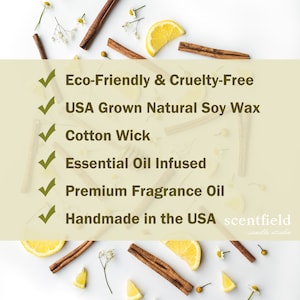 Może przedstawiać: Białe tło z cynamonowymi patyczkami, cytrynami i białymi kwiatami. Tekst brzmi: Eco-Friendly & Cruelty-Free, USA Grown Natural Soy Wax, Cotton Wick, Essential Oil Infused, Premium Fragrance Oil, Handmade in the USA scentfield candle studio.
