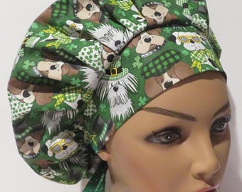 SHAMROCK Design bouffant Hüte, niedlicher Hund mit St. Patricks Day Thema Peelingkappen, chirurgische Hüte, St Patricks Day Hüte