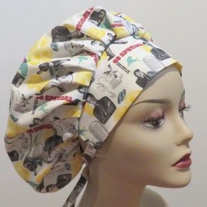 Puede incluir: Un gorro de quirófano blanco con un estampado colorido que presenta a un hombre con traje y el texto "65 Special".