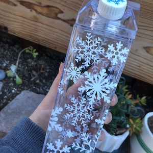 Sneeuwvlokken vakantiemelkpak waterfles, herbruikbare waterfles, kan volledig worden bedekt met sneeuwvlokken, of aan één kant worden gepersonaliseerd!