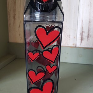 Zwart en rood hart melkkarton fles