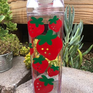 Aardbeienmelkpak waterfles (kan worden gepersonaliseerd of volledig bedekt met aardbeien)