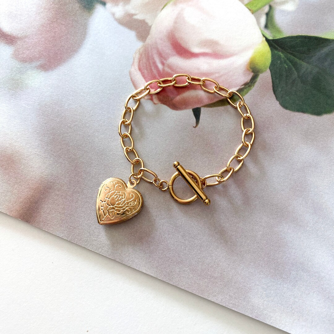 Linda Toggle Heart Charm Bracelet with Pearl & Enamel in 18K Gold Plating -  MYKA