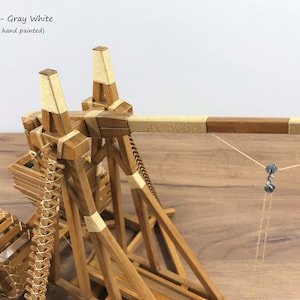 Trebuchet Bausatz oder Fertigmodell Tischnachbau Mehr Farbvariation Funktionsfähige Mittelalterliche Kriegsmaschine über 120 Kunststoffteile Bild 10