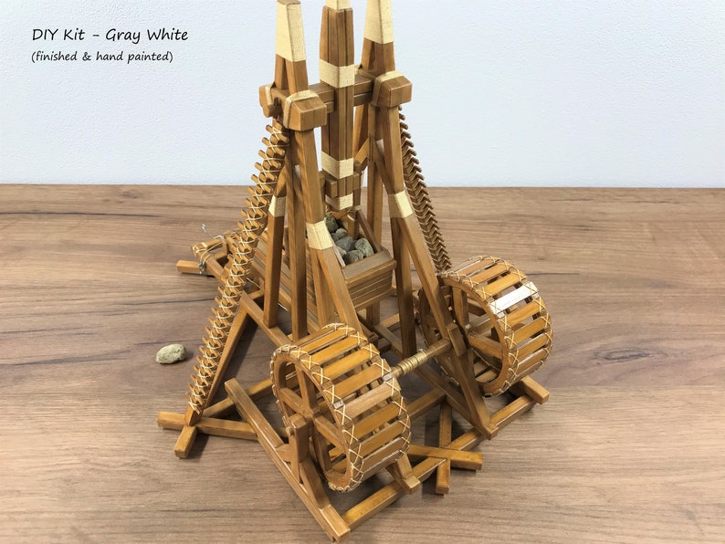 Trebuchet Bausatz oder Fertigmodell Tischnachbau Mehr Farbvariation Funktionsfähige Mittelalterliche Kriegsmaschine über 120 Kunststoffteile Bild 9