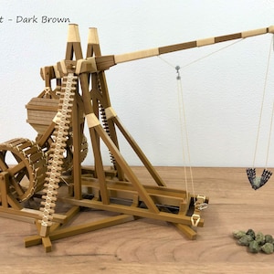 Trebuchet Bausatz oder Fertigmodell Tischnachbau Mehr Farbvariation Funktionsfähige Mittelalterliche Kriegsmaschine über 120 Kunststoffteile Finished-Dark Brown