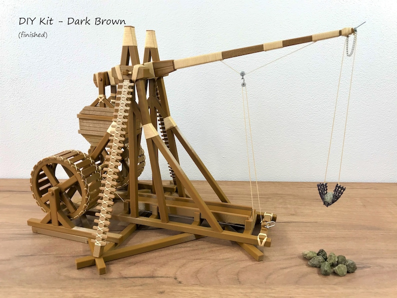 Trebuchet Bausatz oder Fertigmodell Tischnachbau Mehr Farbvariation Funktionsfähige Mittelalterliche Kriegsmaschine über 120 Kunststoffteile Finished-Dark Brown