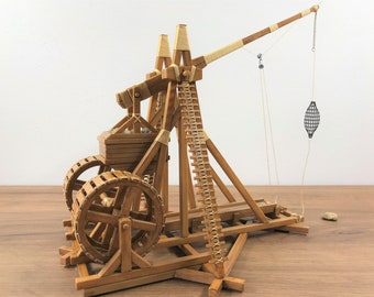 Trebuchet - Kit de bricolaje o modelo terminado - Réplica de escritorio - Más variación de color - Máquina de guerra medieval funcional - más de 120 piezas de plástico