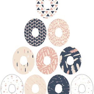 Puede incluir: Conjunto de 10 pegatinas redondas de vinilo con varios patrones geométricos y abstractos en rosa, blanco y azul marino. Los patrones incluyen triángulos, plumas y flechas.