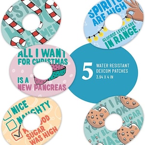 Puede incluir: Conjunto de cinco cubiertas de parche Dexcom resistentes al agua con varios diseños festivos y humorísticos. Los parches miden 10 cm por 10,2 cm.