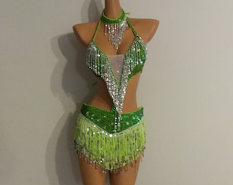 Vestido verde lima con lentejuelas y flecos: ideal para samba o carnaval, con gargantilla.