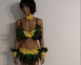 Bikini amarillo/verde con falda de plumas de 86 cm. Disfraces de samba para carnaval, espectáculos de Las Vegas, cabaret y Burning Man.
