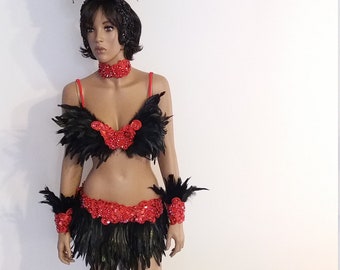 Bikini rojo/negro de 86 cm (34 pulgadas) - Tallas S, M y L - Falda de plumas - Disfraces de samba, carnaval, espectáculos de Las Vegas, cabaret, Burning Man