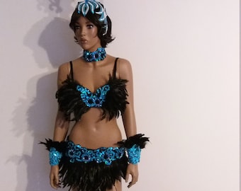 Bikini turquesa/negro con falda de plumas de 86 cm (34 pulgadas). Disfraces de samba para carnaval, espectáculos de Las Vegas, cabaret y Burning Man.