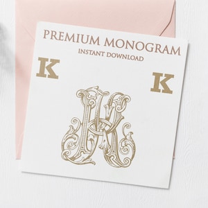 以下が含まれることがあります： 「PREMIUM MONOGRAM INSTANT DOWNLOAD」というテキストと、金色の装飾的なフォントで書かれた「K」の文字が書かれた白いカード。 「K」の文字は2回繰り返され、大きな金色の装飾的な「K」のモノグラムの両側に1つずつ配置されています。