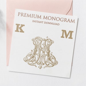 Op de afbeelding: Een witte kaart met de tekst "PREMIUM MONOGRAM INSTANT DOWNLOAD" en de letters "K" en "M" in goud. Een versierd monogram in goud van de letters "KM" bevindt zich in het midden van de kaart.