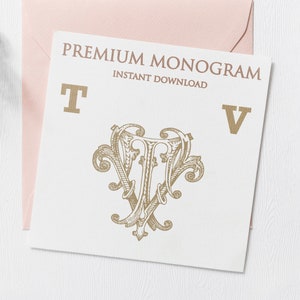 Op de afbeelding: Een witte kaart met de tekst "PREMIUM MONOGRAM INSTANT DOWNLOAD" en de letters "T" en "V" in goud. Een versierd monogram in goud met de letters "T" en "V" die in elkaar zijn verweven, bevindt zich in het midden van de kaart.