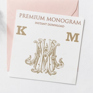 Op de afbeelding: Een witte kaart met de tekst "PREMIUM MONOGRAM INSTANT DOWNLOAD" en de letters "K" en "M" in goud. Een gouden monogram met de letters "KM" bevindt zich in het midden van de kaart.