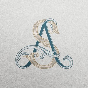 Könnte beinhalten: Ein elegantes Monogramm-Design mit den verschlungenen Buchstaben "S" und "A". Das "A" ist türkis, während das "S" goldfarben ist. Das Design umfasst dekorative Verzierungen und ist vor einem strukturierten, cremefarbenen Hintergrund platziert.