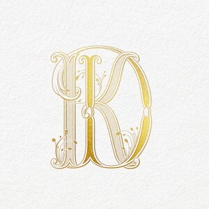 Könnte beinhalten: Goldenes Monogramm mit den Buchstaben "K" und "D", die mit verzierten Schnörkeln und floralen Details ineinander verschlungen sind.