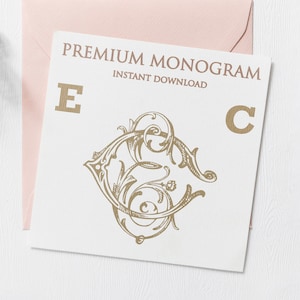 Peut inclure: Une carte blanche avec le texte "PREMIUM MONOGRAM INSTANT DOWNLOAD" et les lettres "E" et "C" en or. Les lettres sont entourées d'un motif orné en or.
