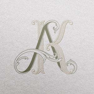 Könnte beinhalten: Ein dekoratives Monogramm mit den Buchstaben "A" und "K", die in einer stilisierten, verzierten Schriftart miteinander verschlungen sind. Die Buchstaben sind in einem dunklen Grünton mit einem hellbraunen Umriss gehalten.