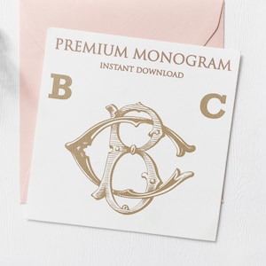 Könnte beinhalten: Eine weiße Karte mit dem Text "PREMIUM MONOGRAM INSTANT DOWNLOAD" und den Buchstaben "B" und "C" in Gold. Ein goldenes Monogramm-Design der Buchstaben "B" und "C", die miteinander verschlungen sind.