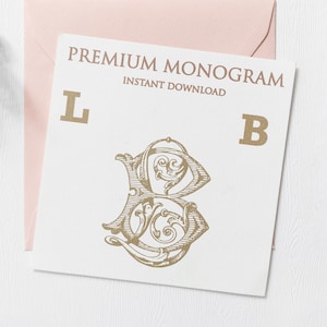 Può includere: Un biglietto bianco con il testo "PREMIUM MONOGRAM INSTANT DOWNLOAD" e le lettere "L" e "B" in oro. Una lettera "B" ornata in oro si trova al centro del biglietto.