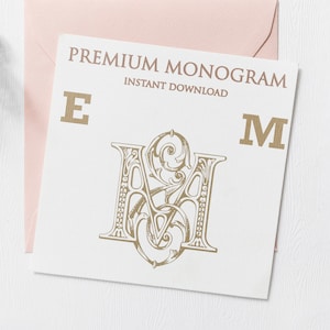 Pode incluir: Um cartão branco com o texto "PREMIUM MONOGRAM INSTANT DOWNLOAD" e as letras "E" e "M" em dourado. A letra "M" está em uma fonte decorativa e ornamentada.