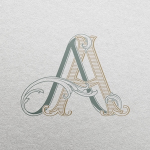 Könnte beinhalten: Ein stilisierter, dekorativer Buchstabe A mit komplizierten Verzierungen und einem Farbkonzept in Gold und Grün.