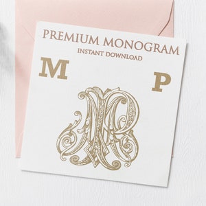 Può includere: Un biglietto bianco con il testo "PREMIUM MONOGRAM INSTANT DOWNLOAD" e le lettere "M" e "P" in oro. Un design di monogramma dorato con le lettere "M" e "P" intrecciate.