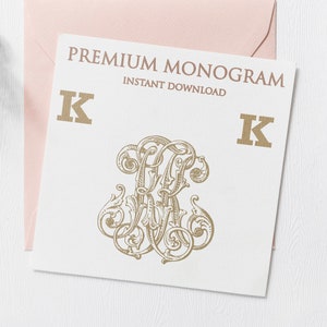 以下が含まれることがあります： 「PREMIUM MONOGRAM INSTANT DOWNLOAD」というテキストと、金色の文字で「K」が書かれた白いカード。カードには、金色の「K」のモノグラムが、装飾的な花飾りで飾られています。