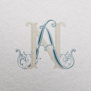 Op de afbeelding: Elegant monogramontwerp met de letters "N" en "A" verweven. De "N" is in een lichtbeige kleur met verticale lijnen, terwijl de "A" in een blauwgroene kleur is, met decoratieve krullen en een vintage esthetiek. De achtergrond is een getextureerde, gebroken witte kleur.