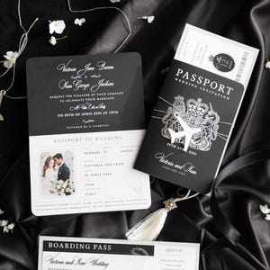 Luxuriöse Schwarze Reisepass-Hochzeitseinladungen mit Silbernem Glitzer und Silberfolie + graviertem Flugzeug-Anhänger, Hochzeit im Ausland