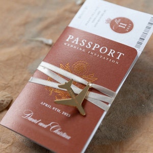 Hochzeitseinladungen Dunkelorangefarbener Reisepass – Luxuriös Graviertes Flugzeug Aus Goldenem Plexiglas und Kupferfolie
