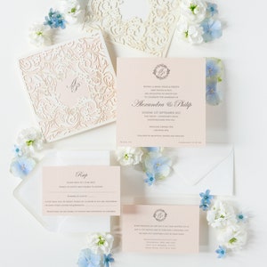 Filigran gestanzte Einladungskarte mit floralem Schmetterlings-Muster, Elfenbein & Rosa-Metallic mit Rsvp, Einladung, Lasergestanzt, Quadrat
