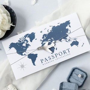 Paspoortuitnodiging donkerblauw in pocketfold envelop met zilveren vliegtuighanger, bestemmingshuwelijk, huwelijk in het buitenland, luxe, instapkaart
