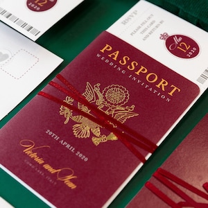 Reisepass-Hochzeitseinladung Deep Red + Bordkarte (RSVP), Hochzeit im Ausland, Auslandshochzeit, Luxus Hochzeit, Bordkarte