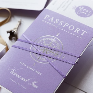 Lila Reisepass-Hochzeitseinladung mit Kompassdesign + Silberfolie und Weltkarte, Destination Wedding, Hochzeit im Ausland, Luxus, Bordkarte