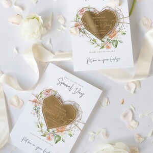 Save-the-Date-Karte Rosen mit graviertem Goldfolien-Herz-Magnet, Hochformat, Spiegelmagnet, Blumen, STD, Herz