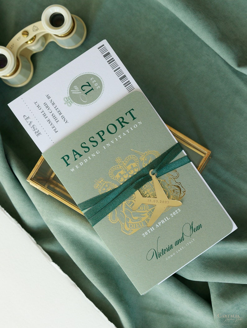 Pasaporte invitación de boda verde salvia con lámina de oro etiqueta de avión grabada, boda de destino, boda en el extranjero, lujo, tarjeta de embarque imagen 2