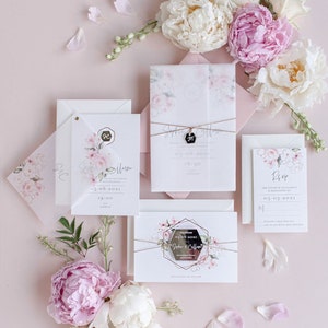 Pergament Hochzeitseinladungs-Set & RSVP – Motiv Rosa Aquarell Pfingstrosen + Monogramm auf Silber-Plexiglas-Anhänger, RSVP-Karte, Hochzeit