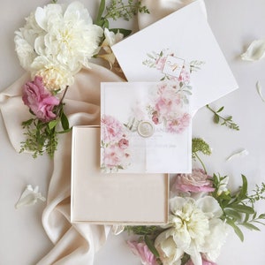 Luxuriöse Hochzeitseinladungs-3D-Box "Flower" mit Monogramm & Pergament-Umschlag, RSVP-Karte, Luxus, Rosen, Romantisch, Wachssiegel