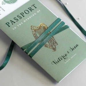 Reisepass-Hochzeitseinladung salbeigrün mit Goldfolie & RSVP, Destination Wedding, Heiraten im Ausland, Luxus, Bordkarte, Hochzeitseinladung