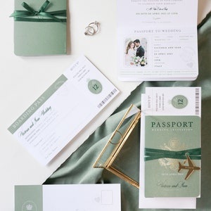 Pasaporte invitación de boda verde salvia con lámina de oro etiqueta de avión grabada, boda de destino, boda en el extranjero, lujo, tarjeta de embarque imagen 3